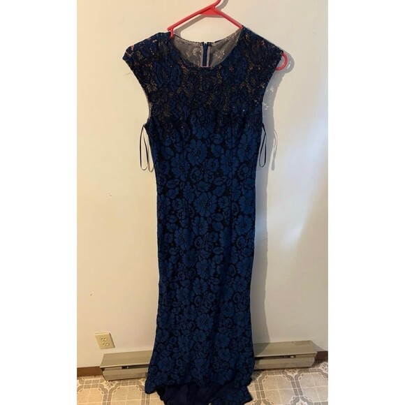 Carmen Marc Valvo Dresses & Skirts - CARMEN MARC VALVO formal dress size small